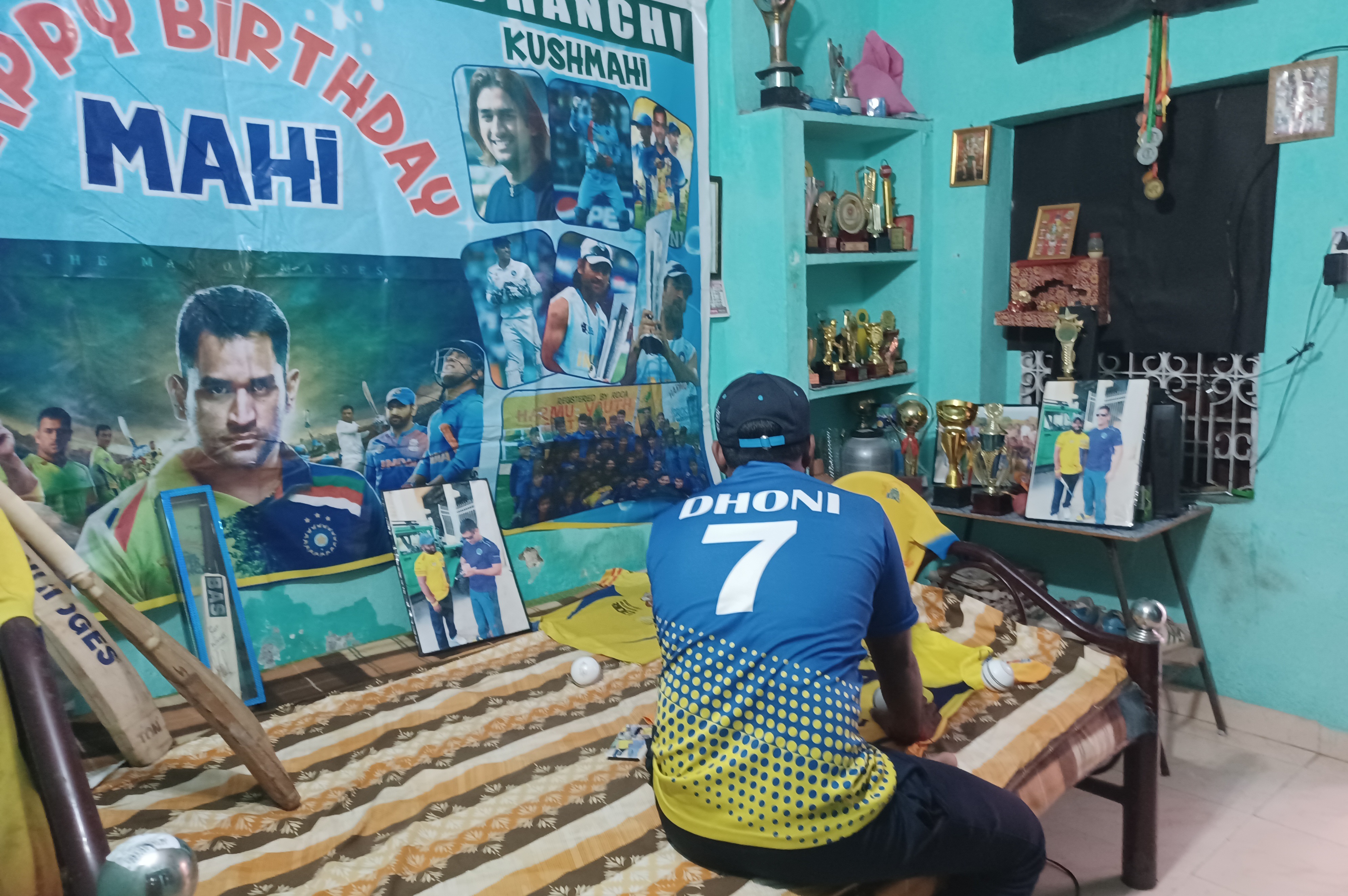 Mahendra singh dhoni Birthday celebration  Subodh is special fan of Mahendra Singh Dhoni  Jharkhand Dhoni news  ಜಾರ್ಖಂಡ್​ನಲ್ಲಿ ಮನೆ ತುಂಬಾ ಧೊನಿ ಫೋಟೋದಿಂದ ಅಲಂಕಾರ  ಬಿಹಾರ್​ ಬಿಟ್ಟು ರಾಂಚಿಯಲ್ಲಿ ನೆಲಿಸುತ್ತಿರುವ ಮಹಿಯ ಡೈ ಹಾರ್ಡ್​ ಫ್ಯಾನ್  ಧೋನಿಯನ್ನು ಭೇಟಿ ಮಾಡಿದ ಅಪ್ಪಟ ಅಭಿಮಾನಿ ಸುಬೋದ್​ ಅಭಿಮಾನಿ ಸುಬೋಧ್​ ಬಗ್ಗೆ ಮಾಹಿತಿ