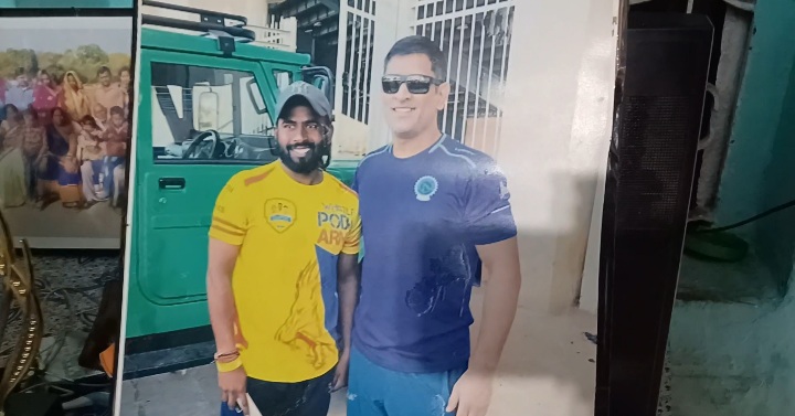 Mahendra singh dhoni Birthday celebration  Subodh is special fan of Mahendra Singh Dhoni  Jharkhand Dhoni news  ಜಾರ್ಖಂಡ್​ನಲ್ಲಿ ಮನೆ ತುಂಬಾ ಧೊನಿ ಫೋಟೋದಿಂದ ಅಲಂಕಾರ  ಬಿಹಾರ್​ ಬಿಟ್ಟು ರಾಂಚಿಯಲ್ಲಿ ನೆಲಿಸುತ್ತಿರುವ ಮಹಿಯ ಡೈ ಹಾರ್ಡ್​ ಫ್ಯಾನ್  ಧೋನಿಯನ್ನು ಭೇಟಿ ಮಾಡಿದ ಅಪ್ಪಟ ಅಭಿಮಾನಿ ಸುಬೋದ್​ ಅಭಿಮಾನಿ ಸುಬೋಧ್​ ಬಗ್ಗೆ ಮಾಹಿತಿ