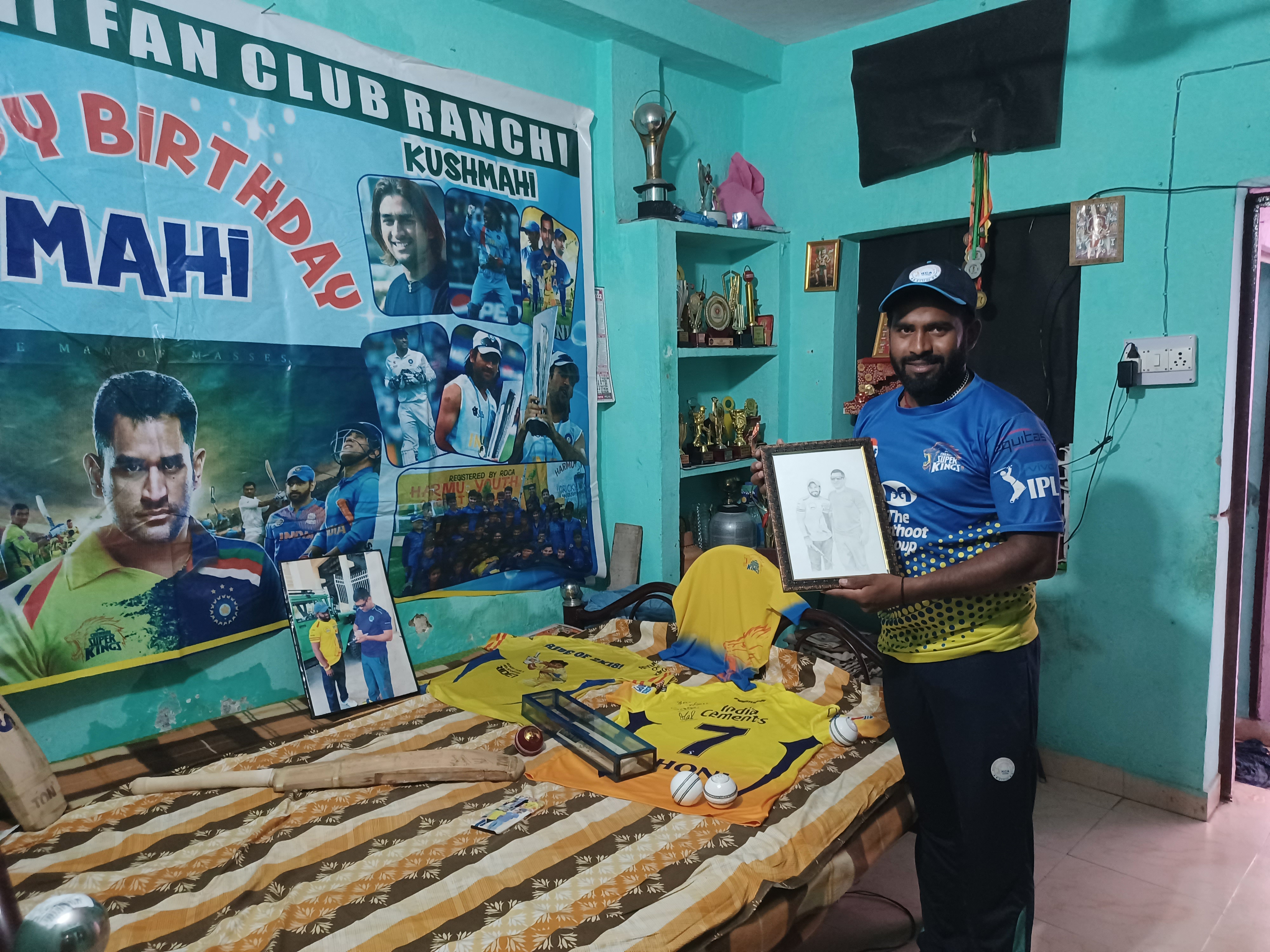 Mahendra singh dhoni Birthday celebration  Subodh is special fan of Mahendra Singh Dhoni  Jharkhand Dhoni news  ಜಾರ್ಖಂಡ್​ನಲ್ಲಿ ಮನೆ ತುಂಬಾ ಧೊನಿ ಫೋಟೋದಿಂದ ಅಲಂಕಾರ  ಬಿಹಾರ್​ ಬಿಟ್ಟು ರಾಂಚಿಯಲ್ಲಿ ನೆಲಿಸುತ್ತಿರುವ ಮಹಿಯ ಡೈ ಹಾರ್ಡ್​ ಫ್ಯಾನ್  ಧೋನಿಯನ್ನು ಭೇಟಿ ಮಾಡಿದ ಅಪ್ಪಟ ಅಭಿಮಾನಿ ಸುಬೋದ್​ ಅಭಿಮಾನಿ ಸುಬೋಧ್​ ಬಗ್ಗೆ ಮಾಹಿತಿ