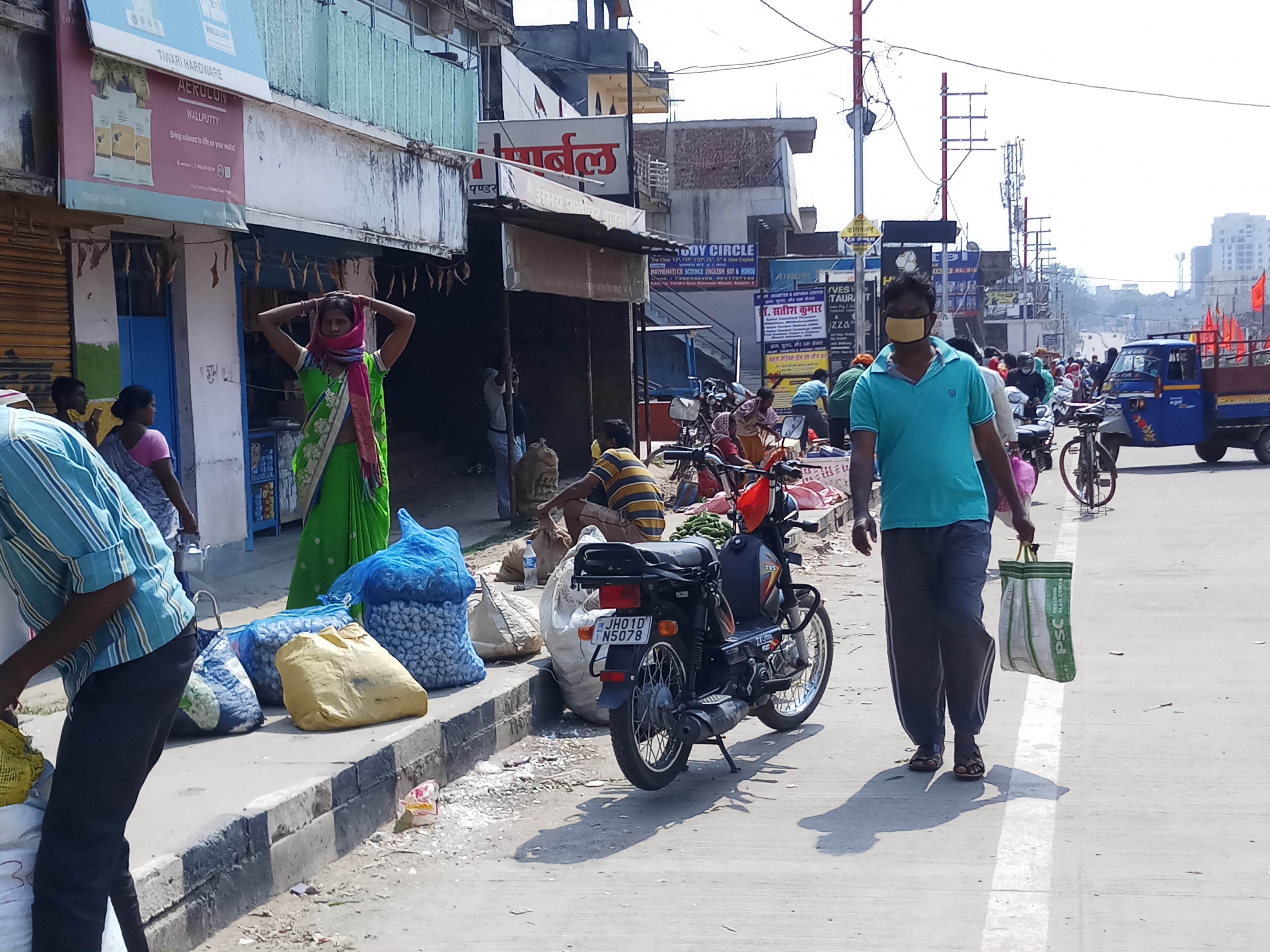 Slug Social distancing is not being kept in the vegetable market in ranchi