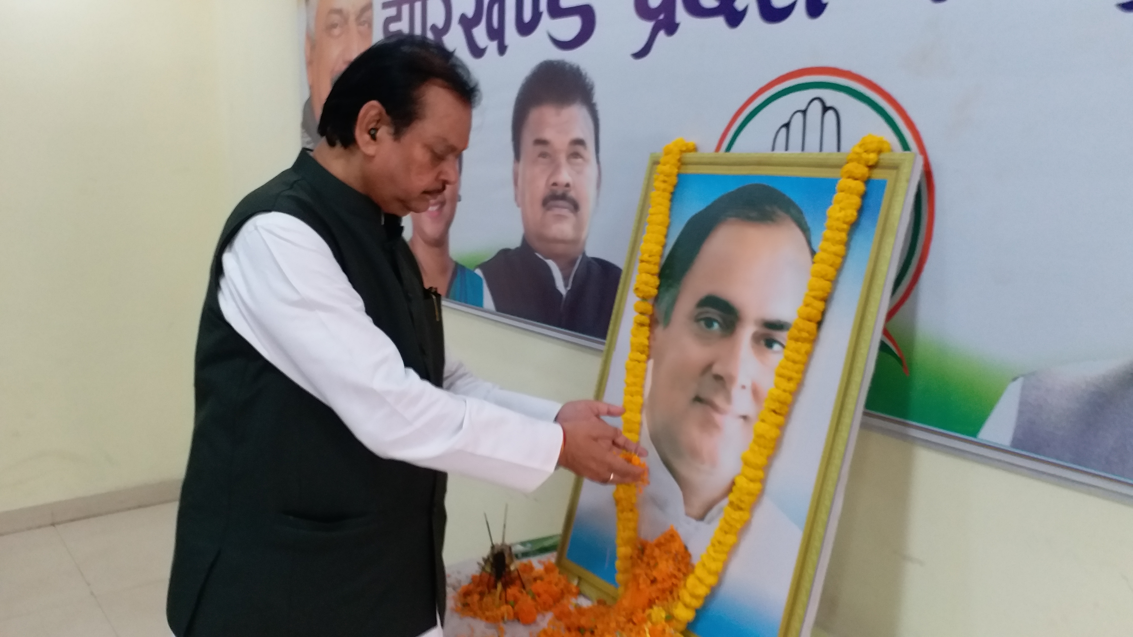 Jharkhand Congress pays tribute to former Prime Minister Rajiv Gandhi on his death anniversary in Ranchi