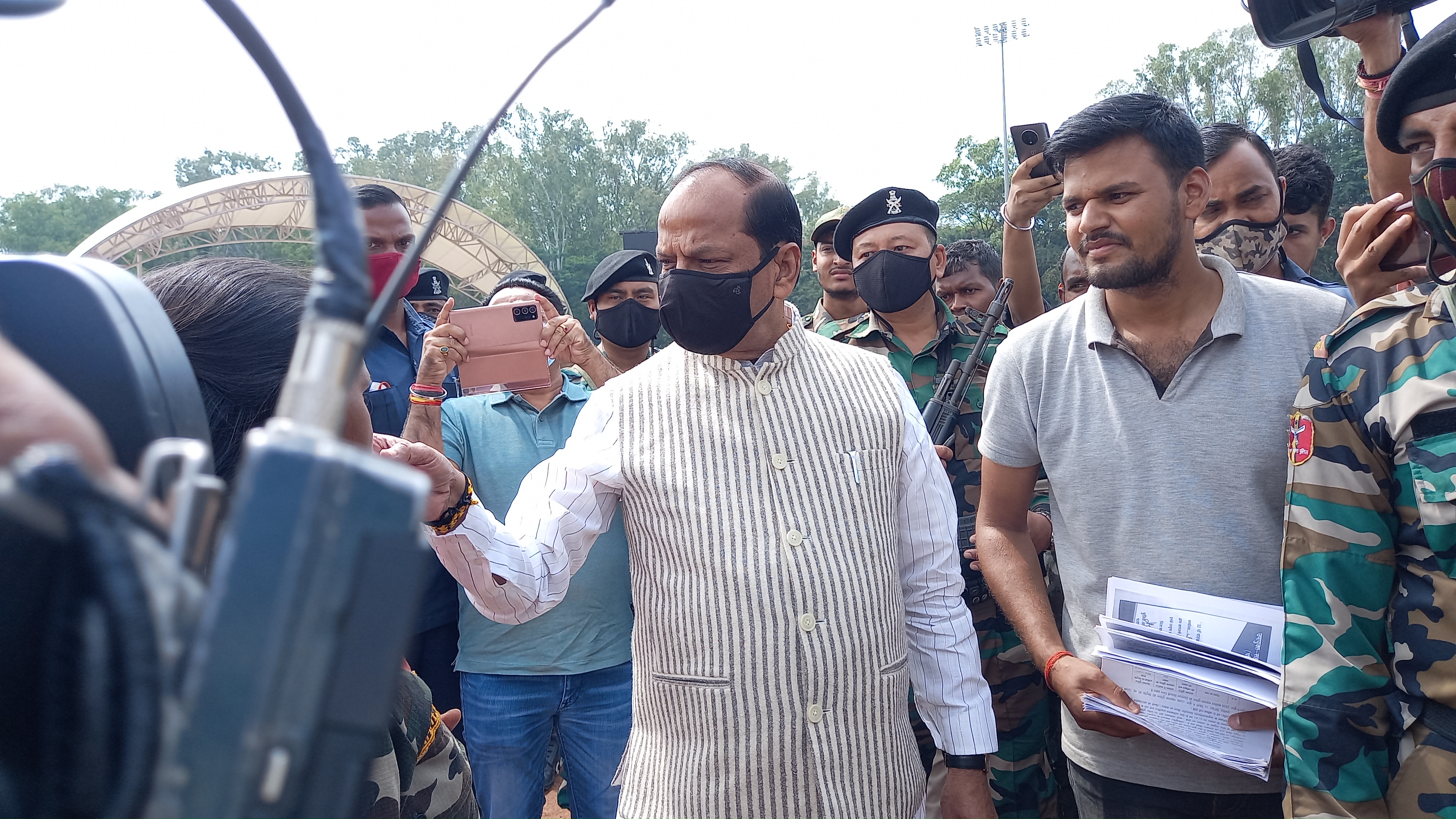 Former CM Raghubar Das meets assistant policemen at Morabadi Maidan in Ranchi