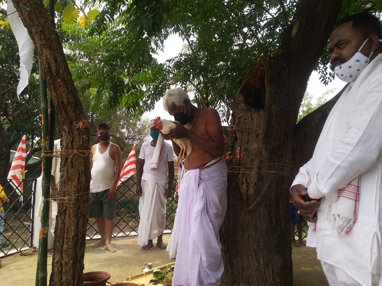 pahan worshiped at Sarna Sthal on sarhul festival in ranchi