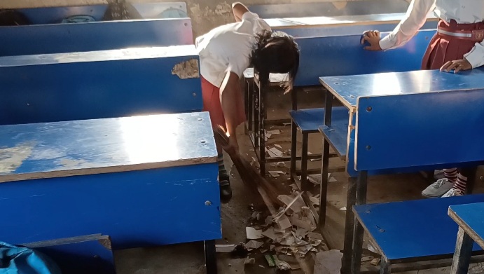 Children cleaning classrooms at government school in Ranchi