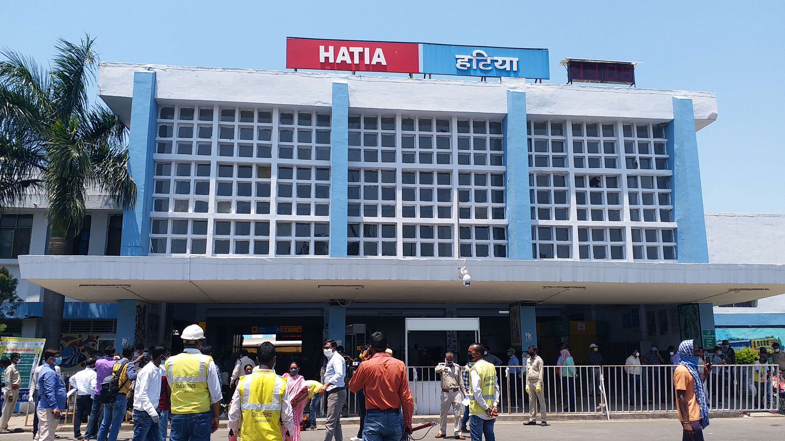 Special train reached Hatia from Vellore, CM Hemant Soren, Lockdown in Jharkhand, Hatia Railway Station, वेल्लोर से हट्या पहुंची विशेष ट्रेन, सीएम हेमंत सोरेन, झारखंड में लॉकडाउन, हटिया रेलवे स्टेशन