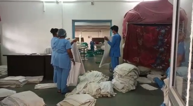 patient bedsheets and doctors gowns are not cleaned