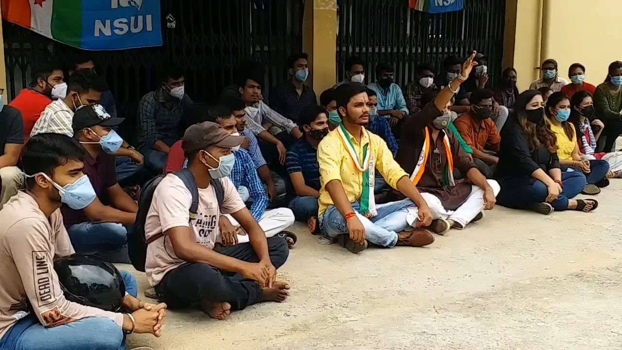 Students protested against Jharkhand Pharmacy Institute for not conducting exams in Ranchi