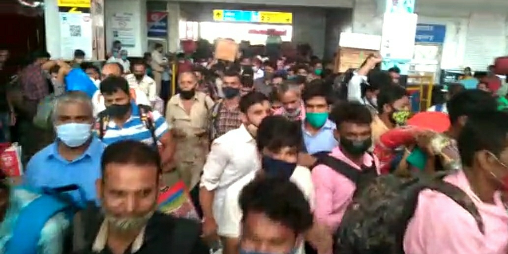 corona guidelines not followed outside the railway station in ranchi