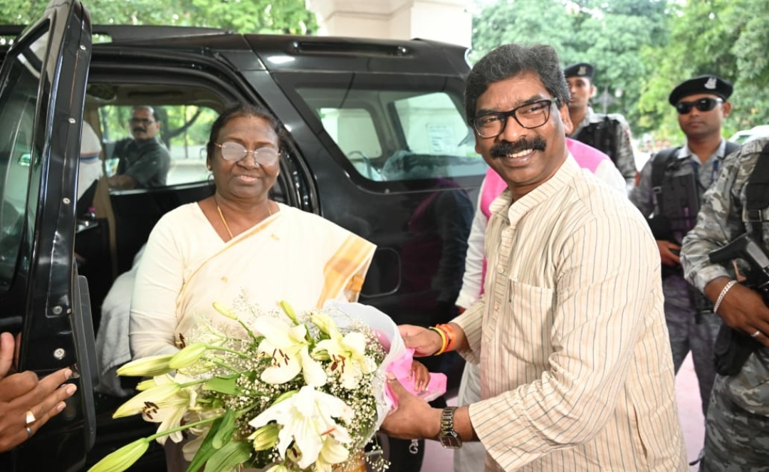 Presidential candidate Draupadi Murmu meets CM Hemant Soren in Ranchi