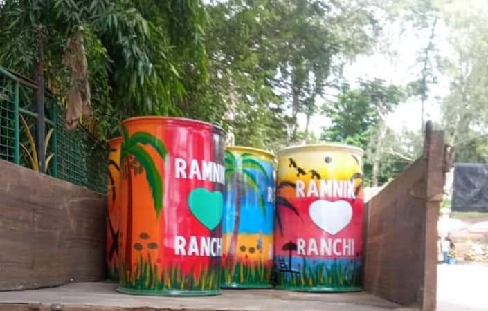 Ranchi Municipal Corporation provided free Ramnik bin to shopkeepers