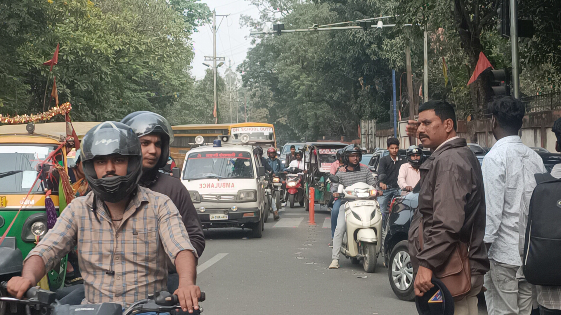 Road Accident in Ranchi School Bus Brake Fail Children become safe