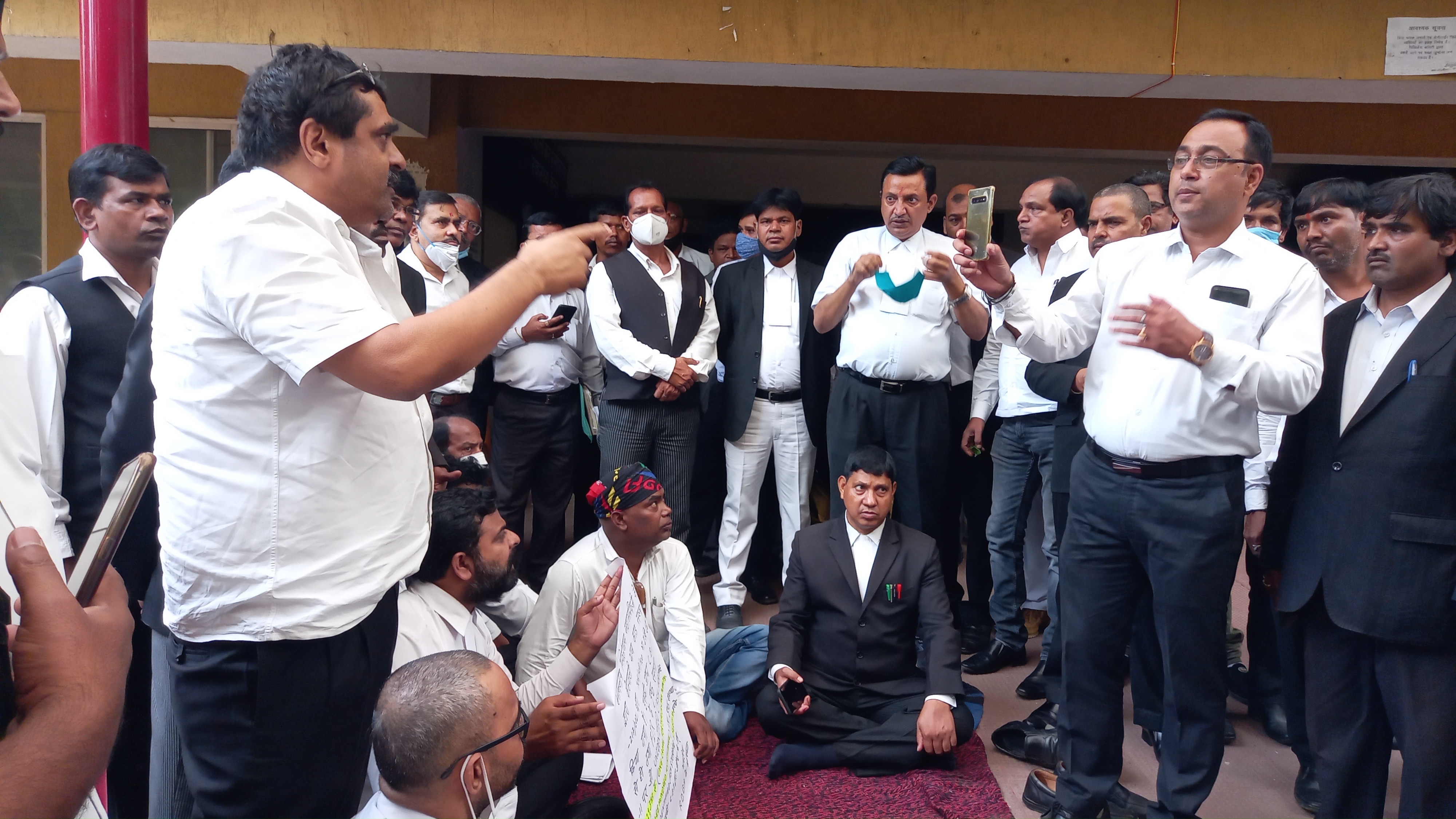 Demonstration of advocates in front of Ranchi Bar Bhawan