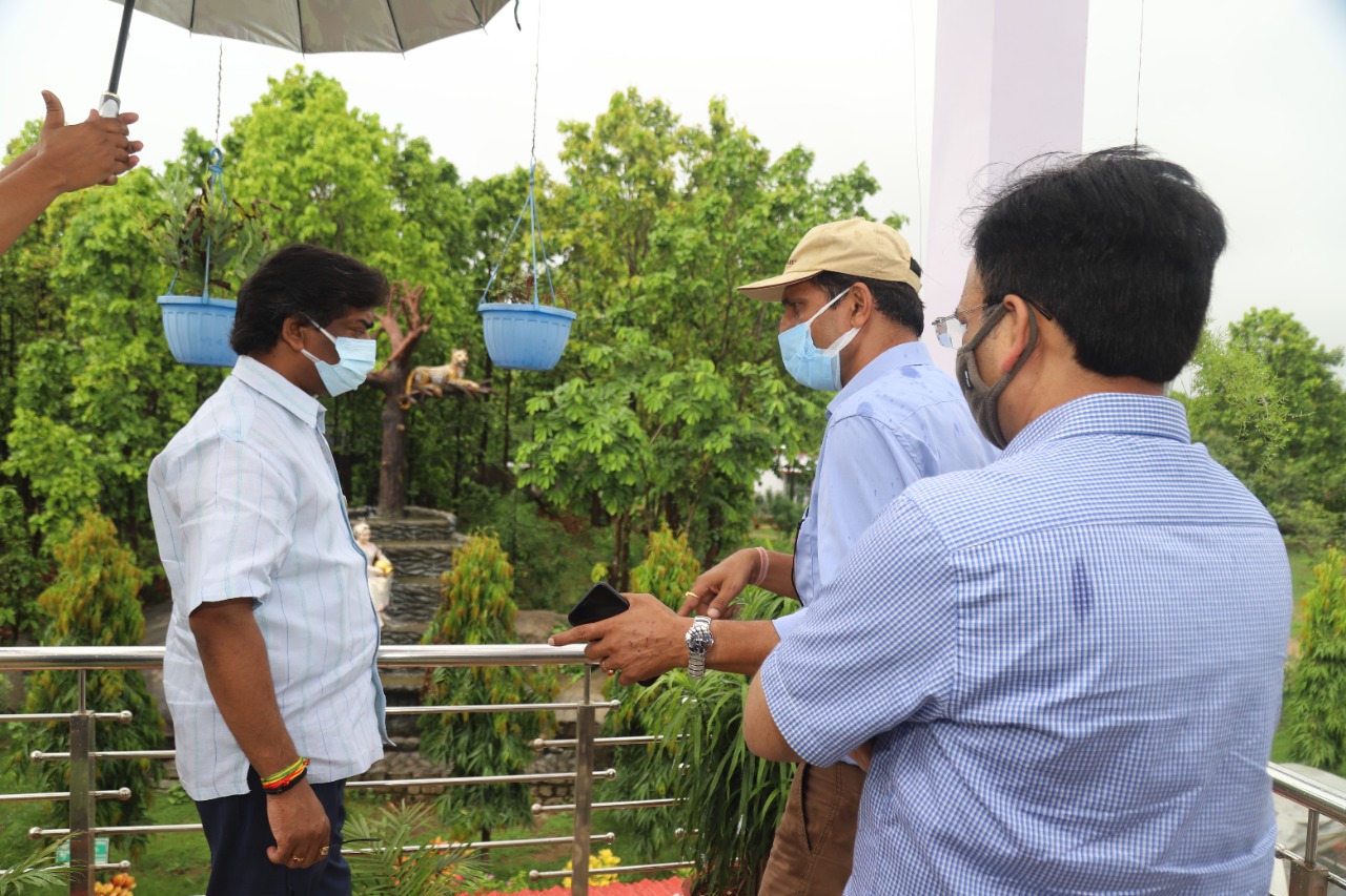 CM Hemant Soren taking information about the park from the officials