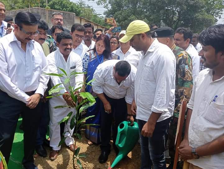 Health Minister Banna Gupta planted tree in Rinpas in Ranchi