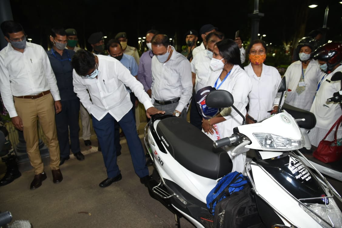 CM Hemant distributed Electric scooty among health workers