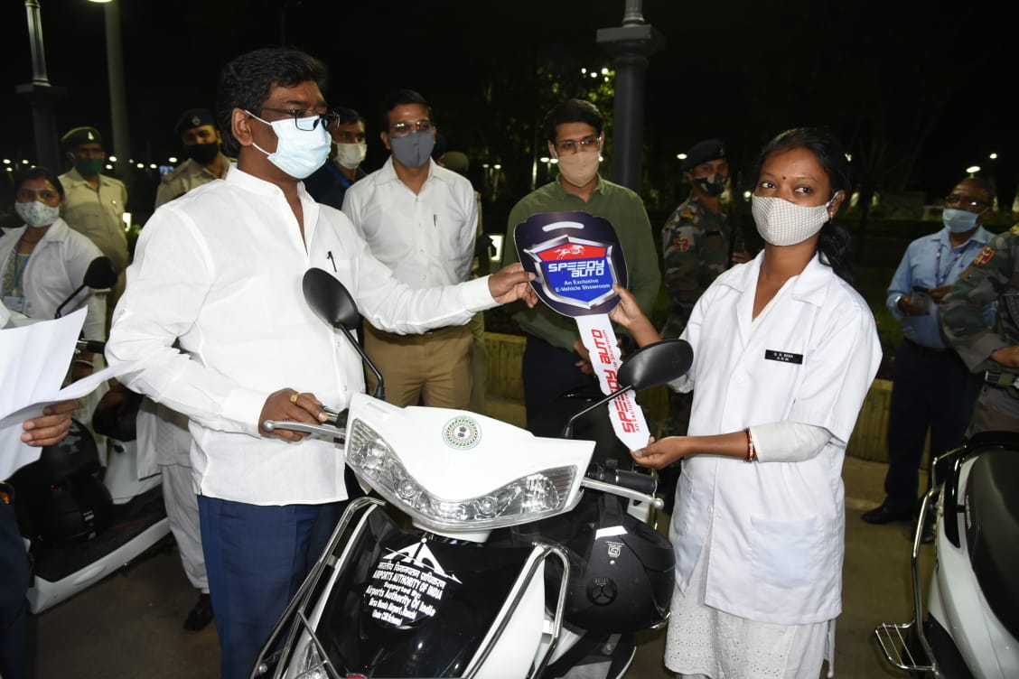 CM Hemant distributed Electric scooty among health workers