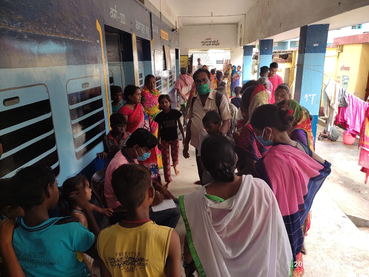 Boat Ambulance doctors are treating to people in flooded areas of Sahibganj by boat