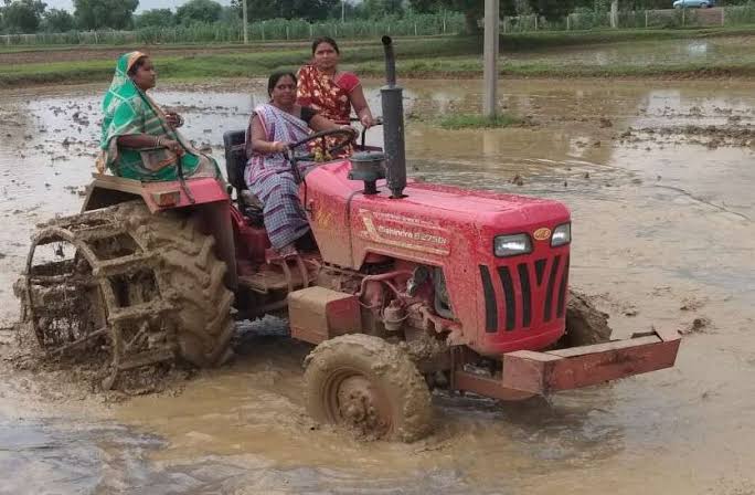 tribal-women-got-tractor-for-farming-in-dumka