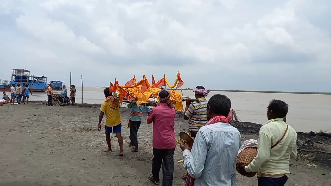 Madhusudan cremation ground in Sahibganj sink in  Ganga flood, administration will issue notice to JUIDCO