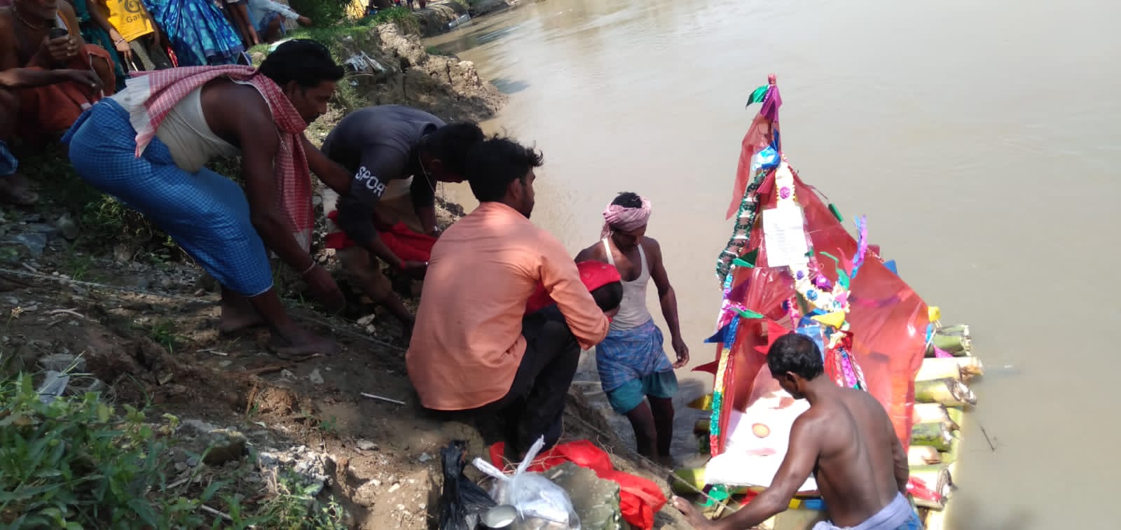 due-to-superstition-child-dead-body-shed-in-ganga-at-sahibganj