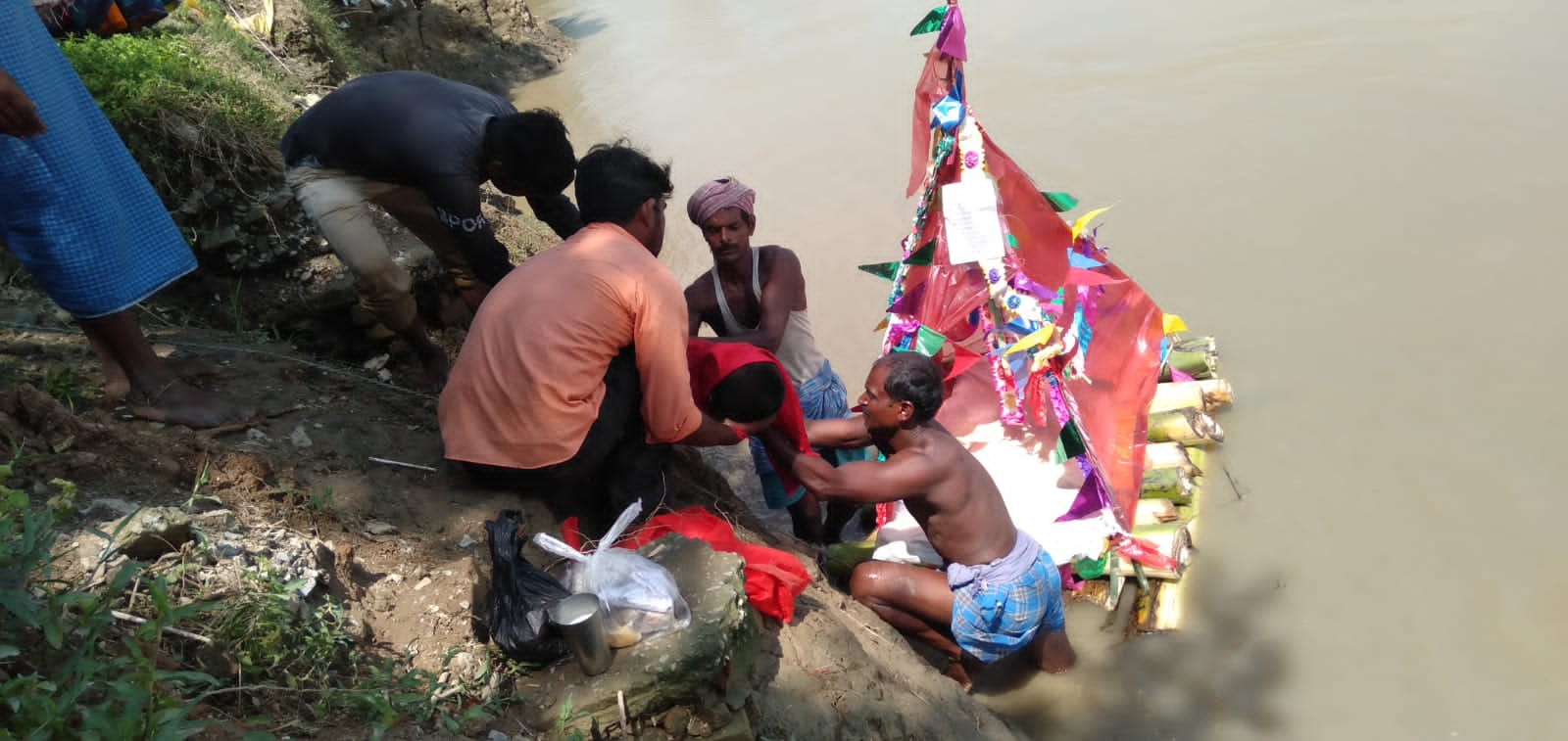 due-to-superstition-child-dead-body-shed-in-ganga-at-sahibganj