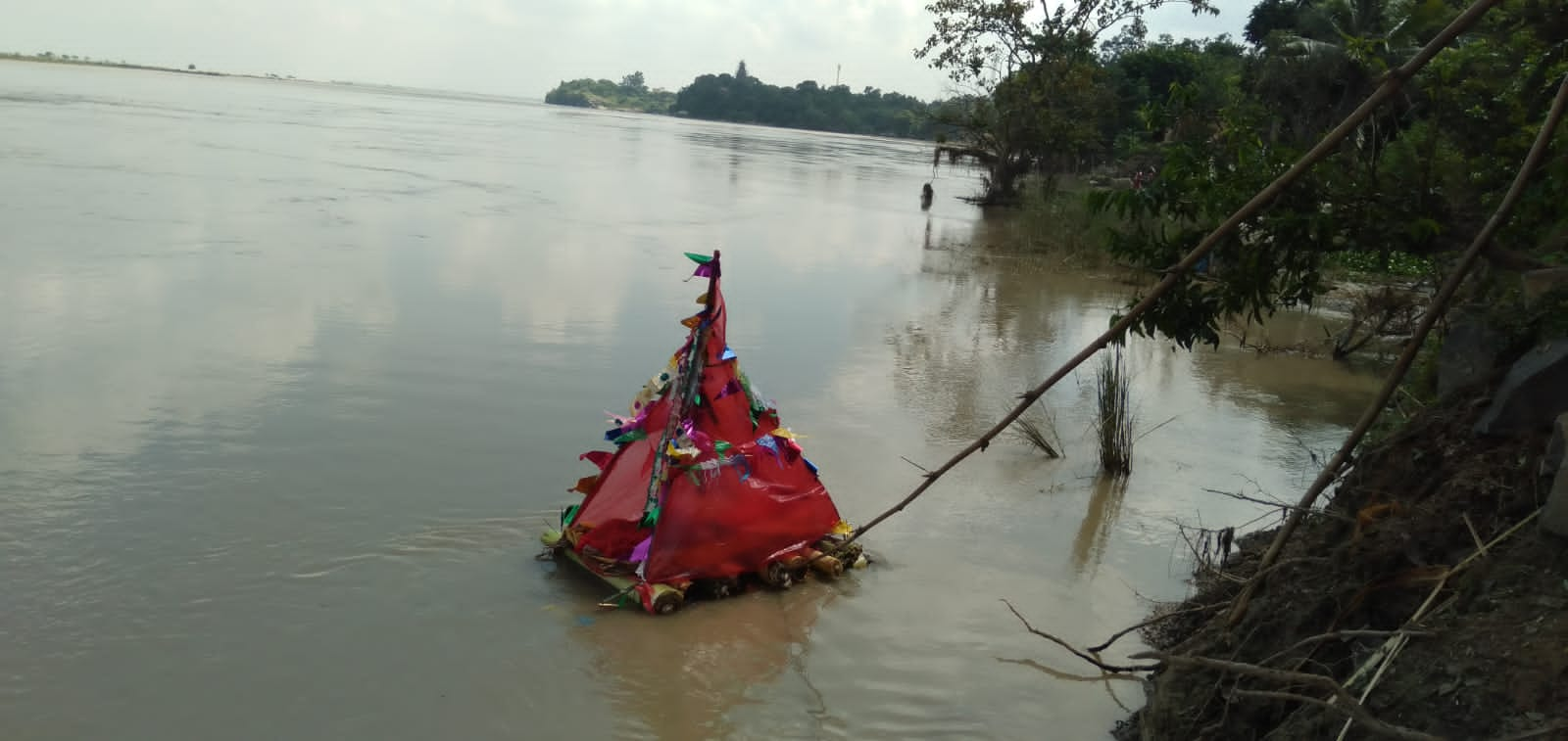 due-to-superstition-child-dead-body-shed-in-ganga-at-sahibganj