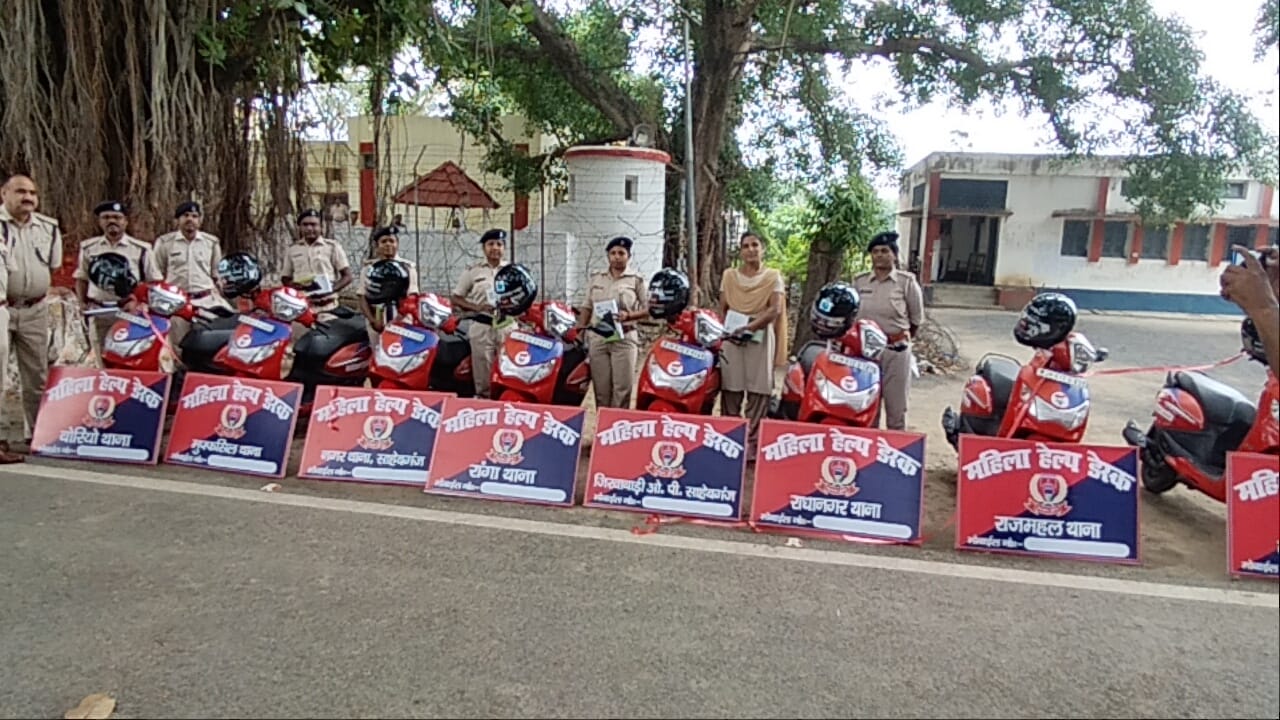 scooty and tabs distributed for women help desk in Sahibganj