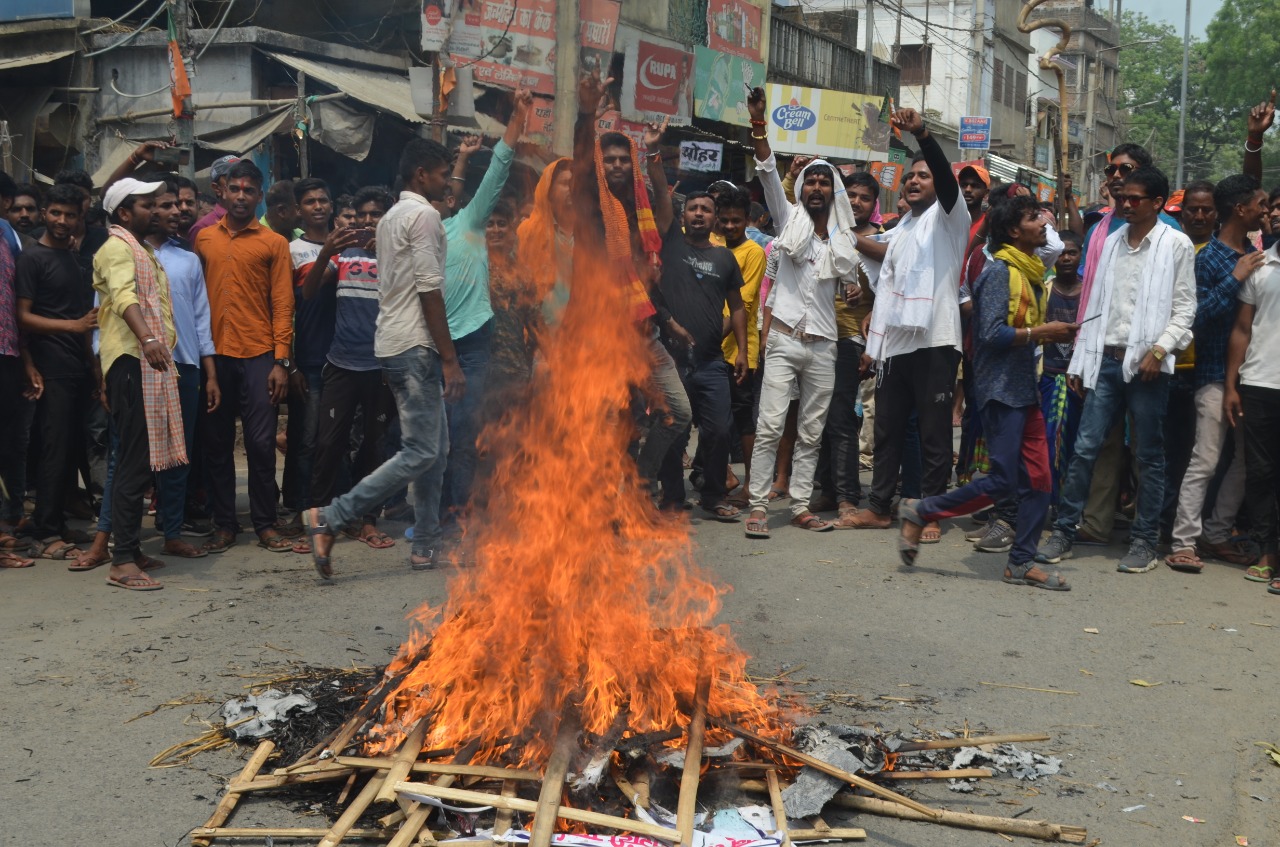 people anger due to closure of ship service between Sahibganj to Manihari