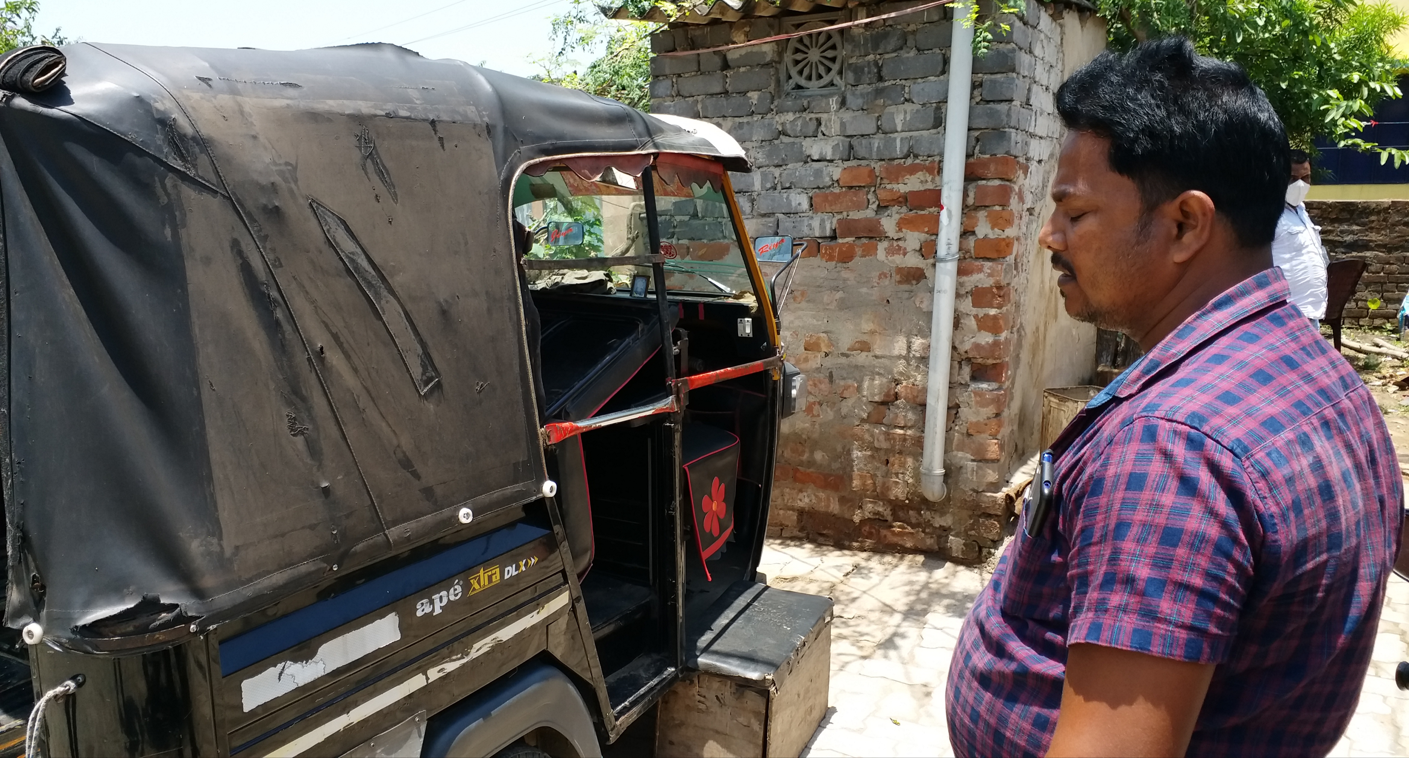 Trouble due to lockdown, effect of lockdown on auto driver, lockdown in Jharkhand, Seraikela Auto Driver Association, लॉकडाउन से बढ़ी परेशानी, ऑटो चालक पर लॉकडाउन का असर, झारखंड में लॉकडाउन, सरायकेला ऑटो चालक संघ