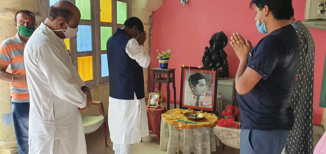 Minister Arjun Munda reached in Seraikela, news of Arjun Munda, Arjun Munda paid tribute to raja Pradeep Chandra Singhdev, सरायकेला पहुंचे मंत्री अर्जुन मुंडा, अर्जुन मुंडा ने राजा प्रदीप चंद्र सिंहदेव को दी श्रद्धांजलि, अर्जुन मुंडा की खबरें