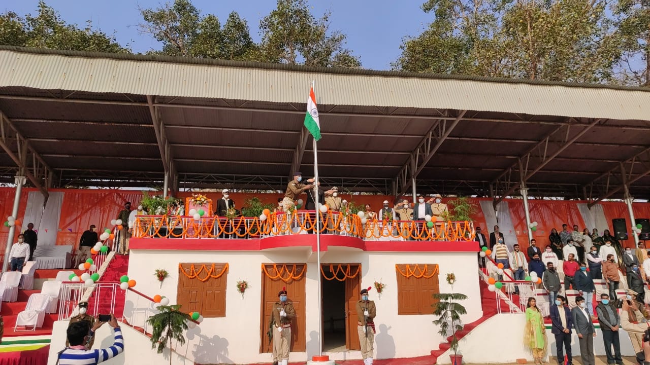 Deputy Commissioner hoisted the tricolor in Simdega.