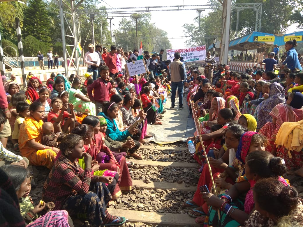 rail chakka jam started in chakradharpur railway station