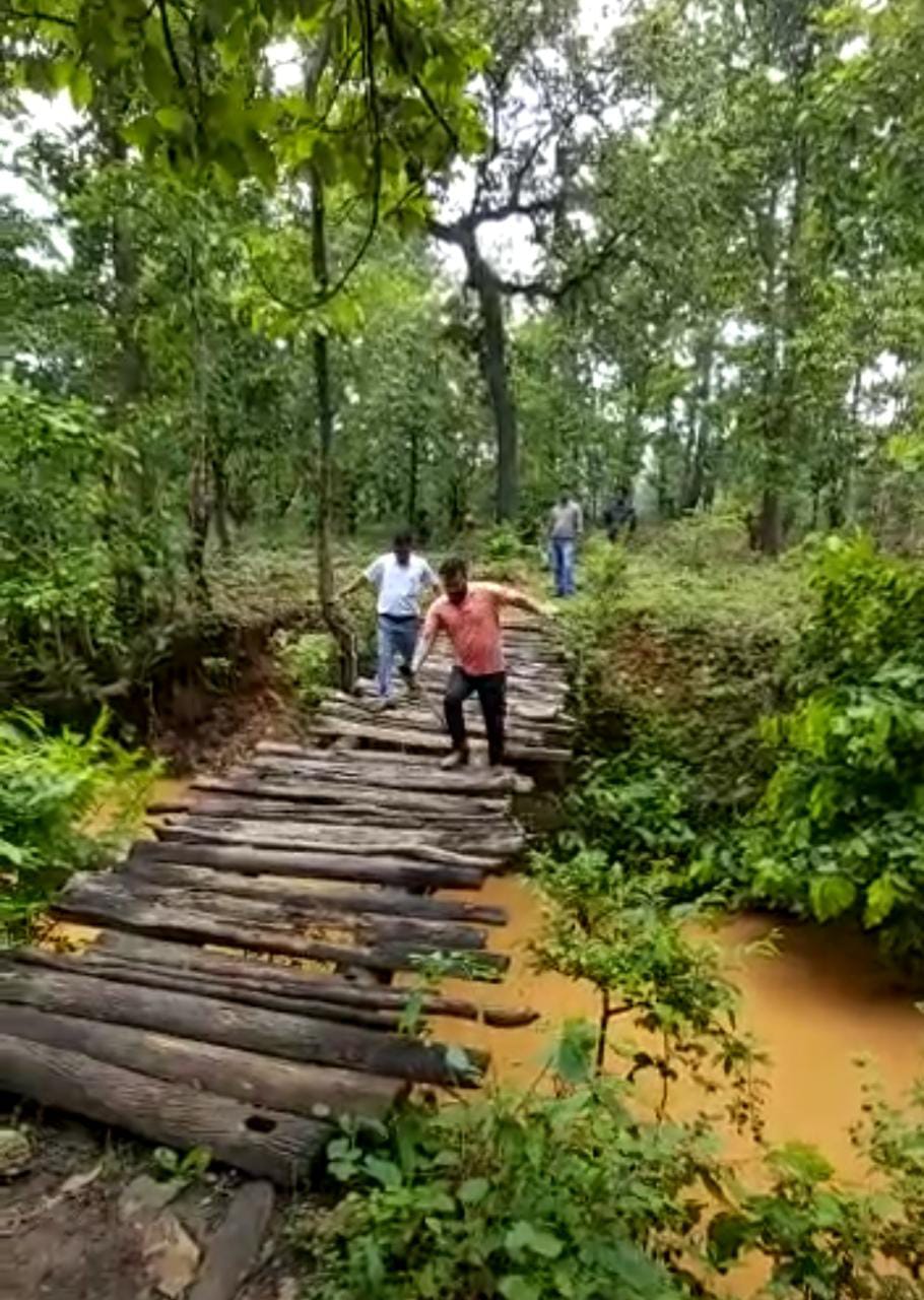 Chaibasa Lokpal and Manoharpur BDO injured after falling from wooden bridge