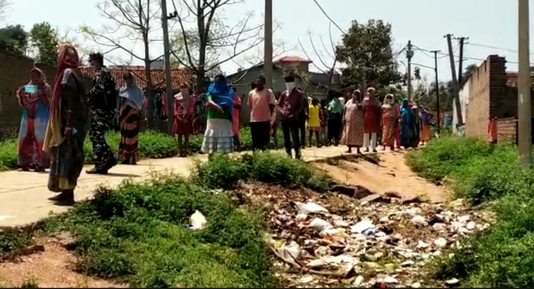 चाईबासाः लॉकडाउन के दौरान रूंगटा ग्रुप और सीआरपीएफ ने जरूरतमंदों के बीच बांटे खाद्य सामग्री