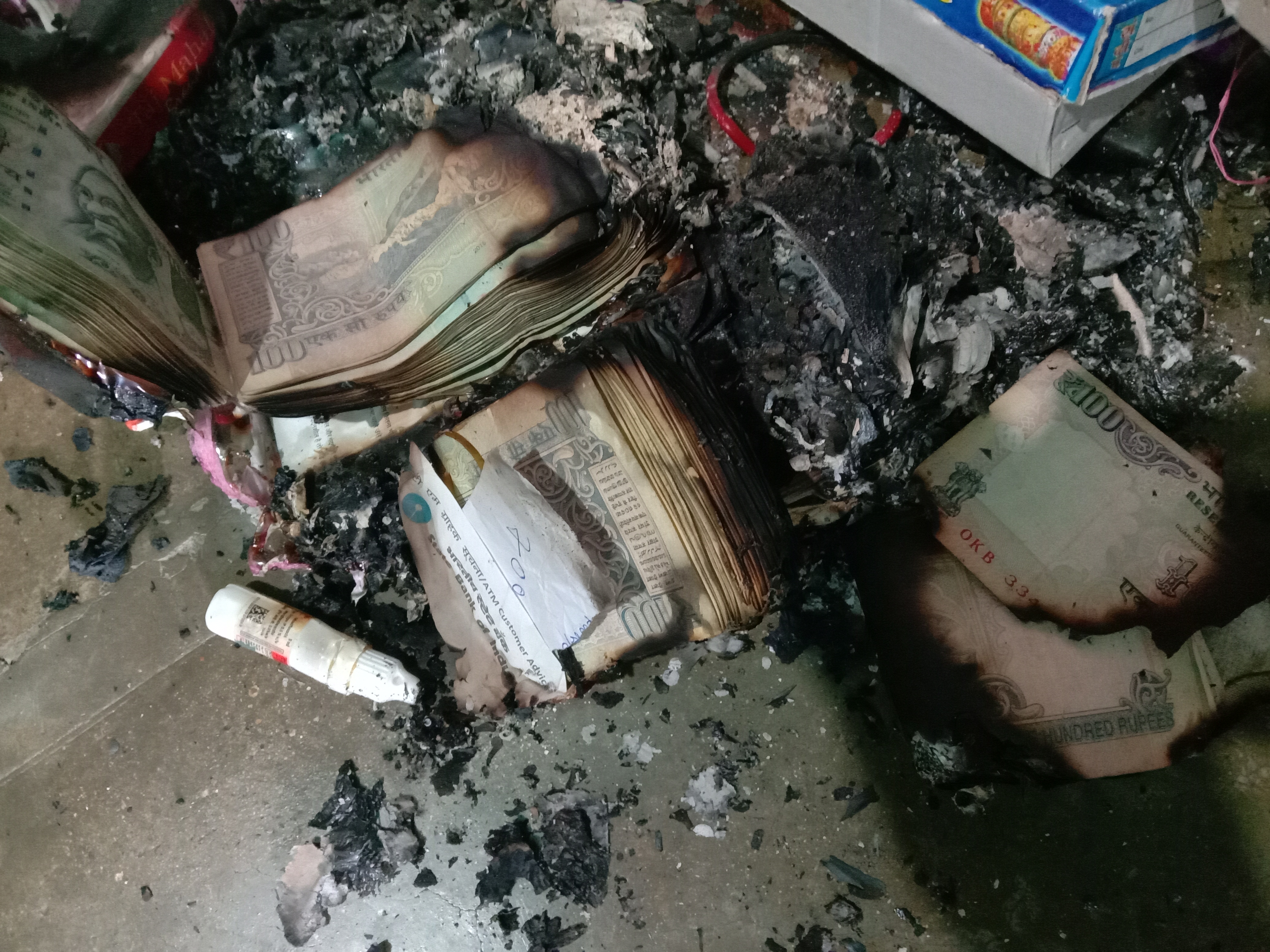 Thieves set fire to bundle of money kept in house