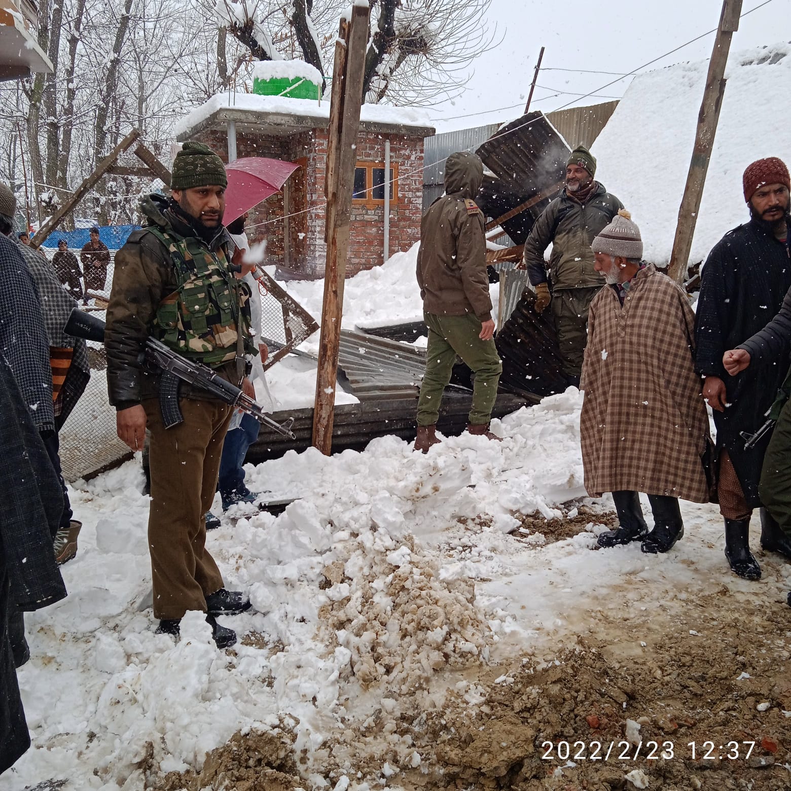 Police Helps Pregnant woman in pulwama: پلوامہ پولیس نے حاملہ خاتون و زخمی خاتون کی مدد کی