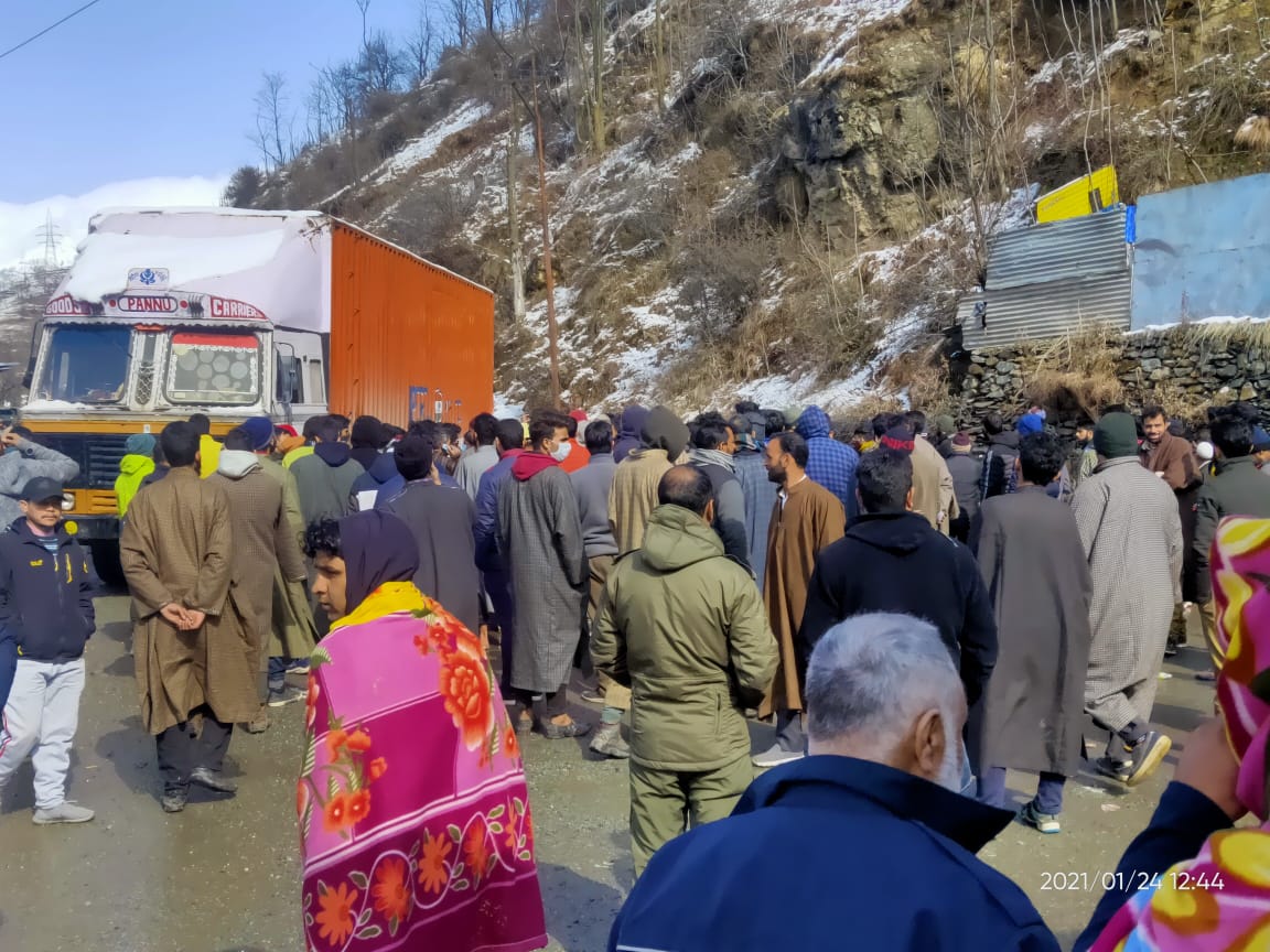 جموں سرینگر قومی شاہراہ پر درماندہ گاڑی میں دو لاشیں برآمد