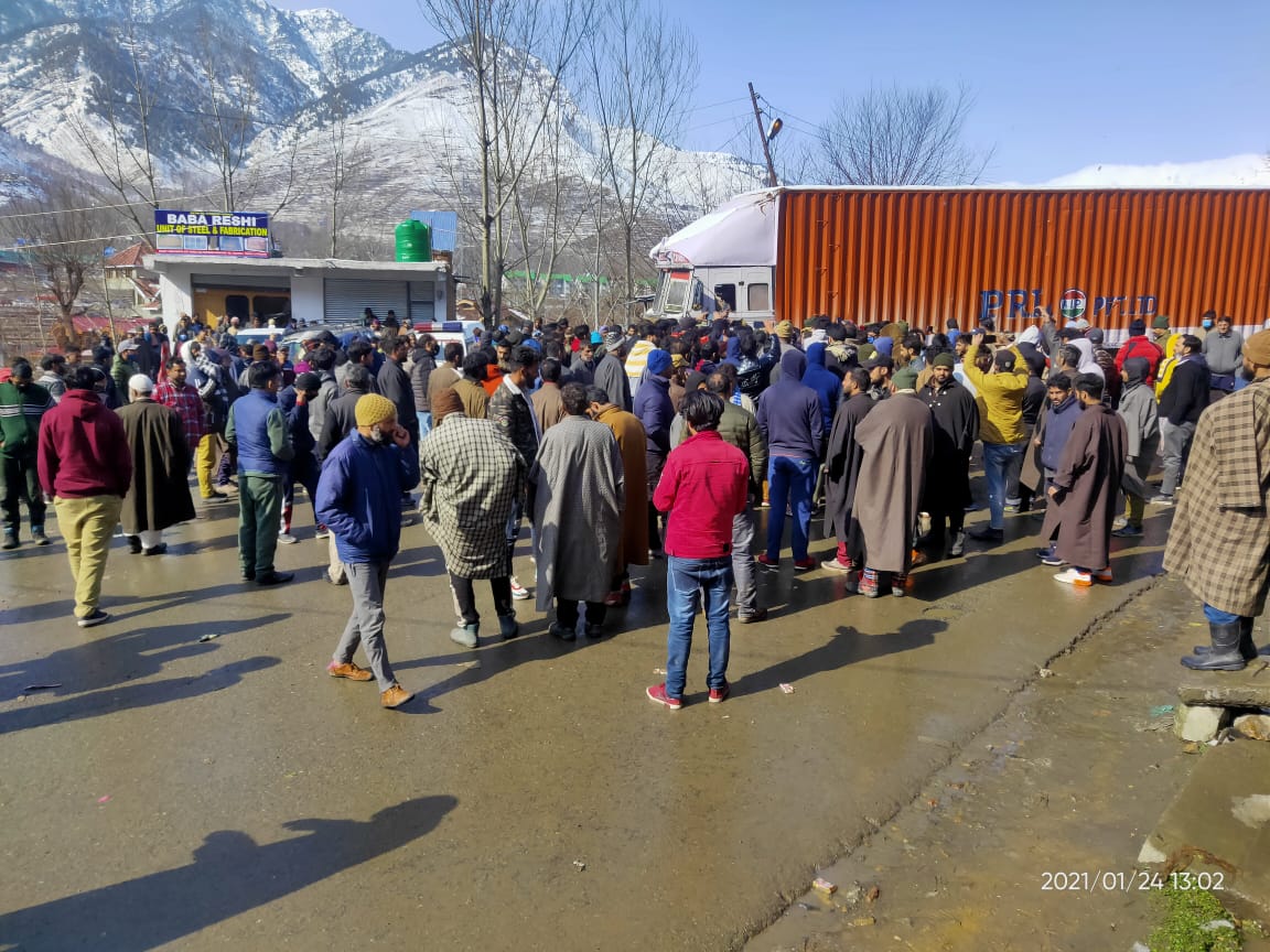 جموں سرینگر قومی شاہراہ پر درماندہ گاڑی میں دو لاشیں برآمد