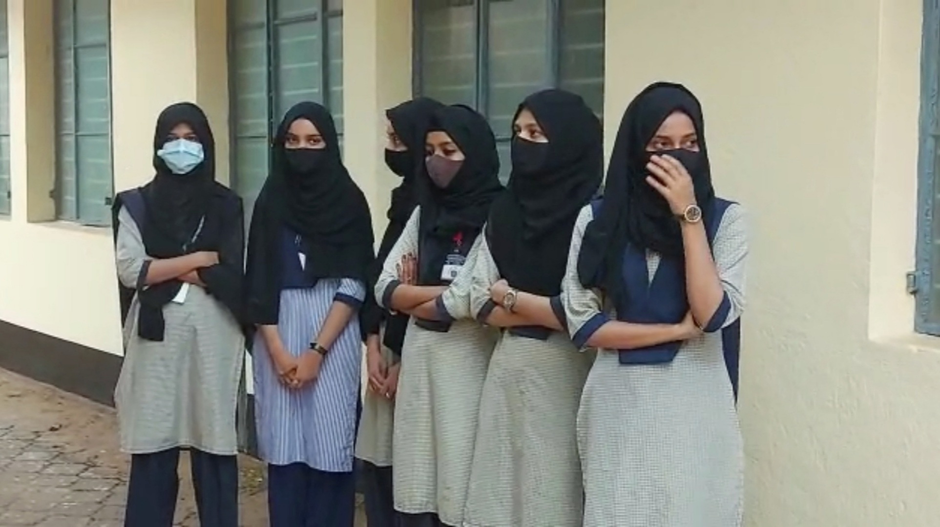 Controversy Over Hijab Ban For Muslim Girls: کرناٹک کالج میں حجاب پر پابندی معاملے میں طالبات نے دستوری حقوق کا مطالبہ کیا