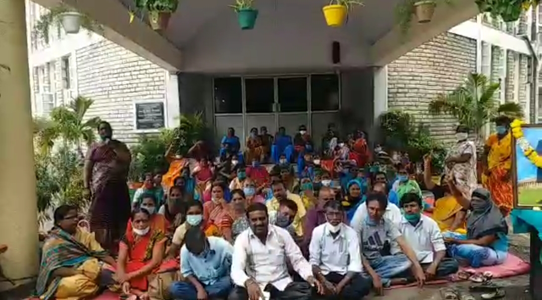 hospital cleaning staff protest in gulbarga