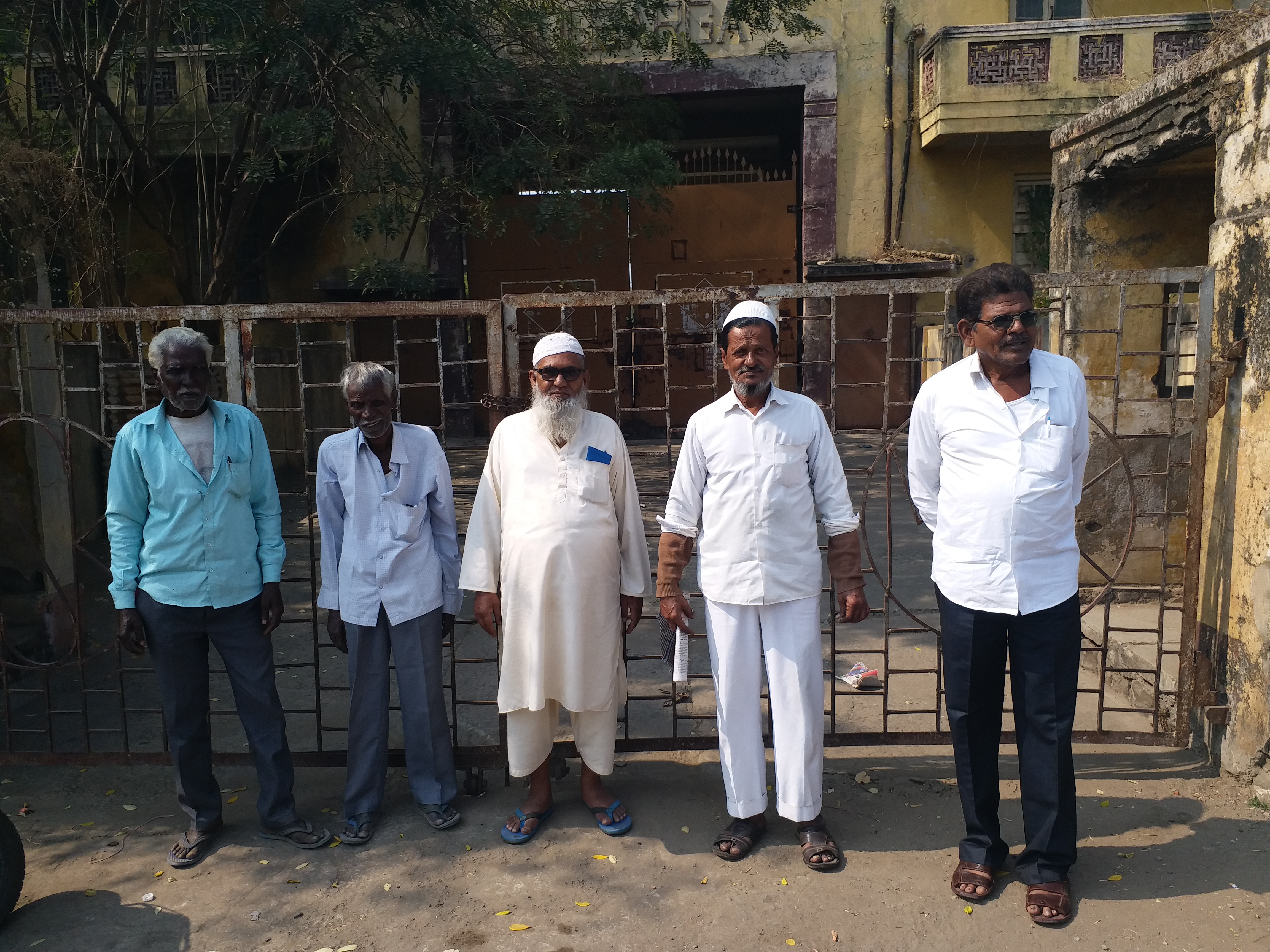 labourers unemployed due to closed msk mill gulbarga