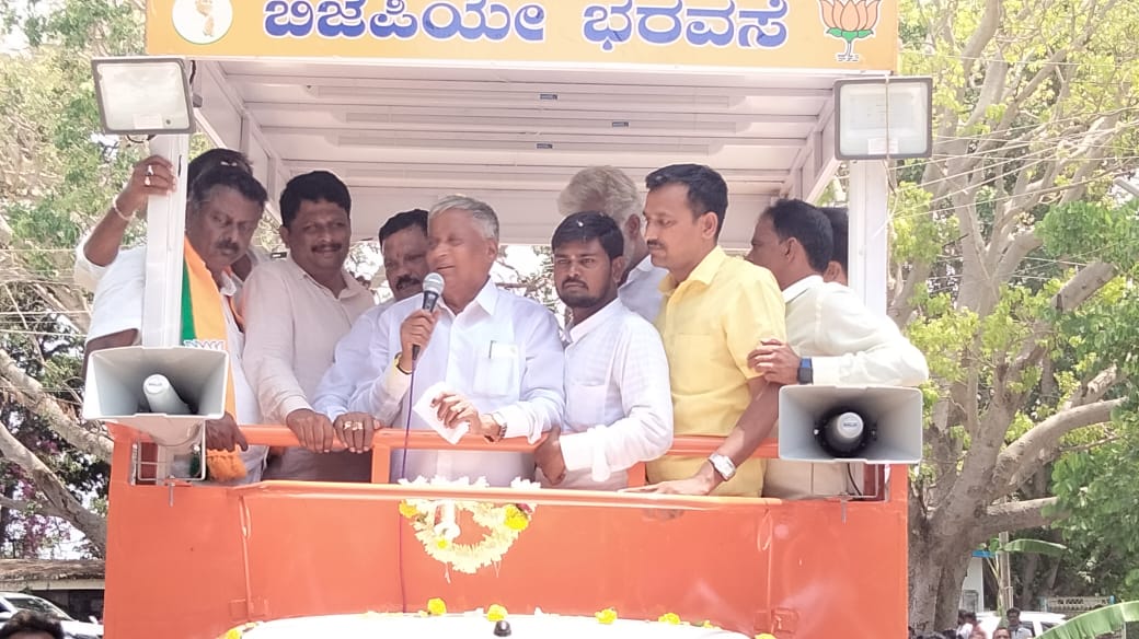 Face to Face battle between  Siddaramaiah and Somanna in Varuna  Varuna assembly constituency  ಸಿದ್ದರಾಮಯ್ಯ ಭದ್ರಕೋಟೆಯನ್ನು ಛಿದ್ರ  ಛಿದ್ರಗೊಳಿಸಿ ಬಾವುಟ ಹಾರಿಸಲಿದ್ದಾರಾ ಸೋಮಣ್ಣ  ವರುಣಾದಲ್ಲಿ ಹಳೆಯ ಸ್ನೇಹಿತರ ಮಧ್ಯೆ ಪೈಪೋಟಿ  ಸಿದ್ದರಾಮಯ್ಯ ಮತ್ತೆ ವರುಣಾದಿಂದ ಸ್ಪರ್ಧೆ  ಬಿಜೆಪಿಯಿಂದ ವಿ ಸೋಮಣ್ಣ ಸ್ಪರ್ಧಿ  ವರುಣಾ ಕ್ಷೇತ್ರ ಹೈ ವೋಲ್ಟೆಜ್ ಕದನ  ವರುಣಾದಲ್ಲಿ ಜಾತಿ ಲೆಕ್ಕಾಚಾರ  ಸೋಮಣ್ಣನವರಿಂದ ಪ್ರಬಲ ಪೈಪೋಟಿ