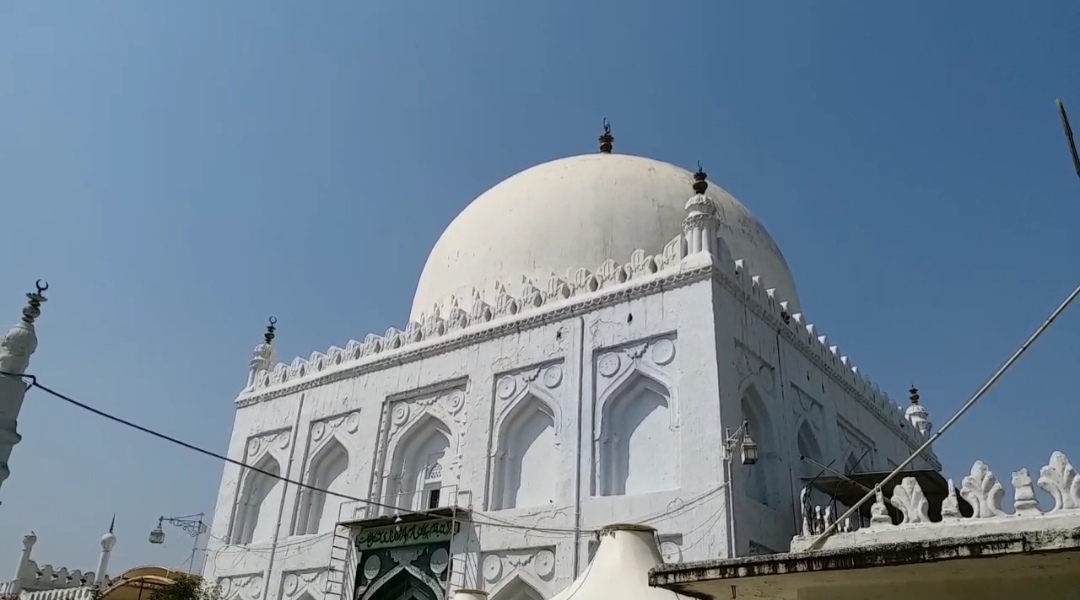 عرس حضرت خواجہ بندہ نواز کے موقعہ پر پرچم کشائی