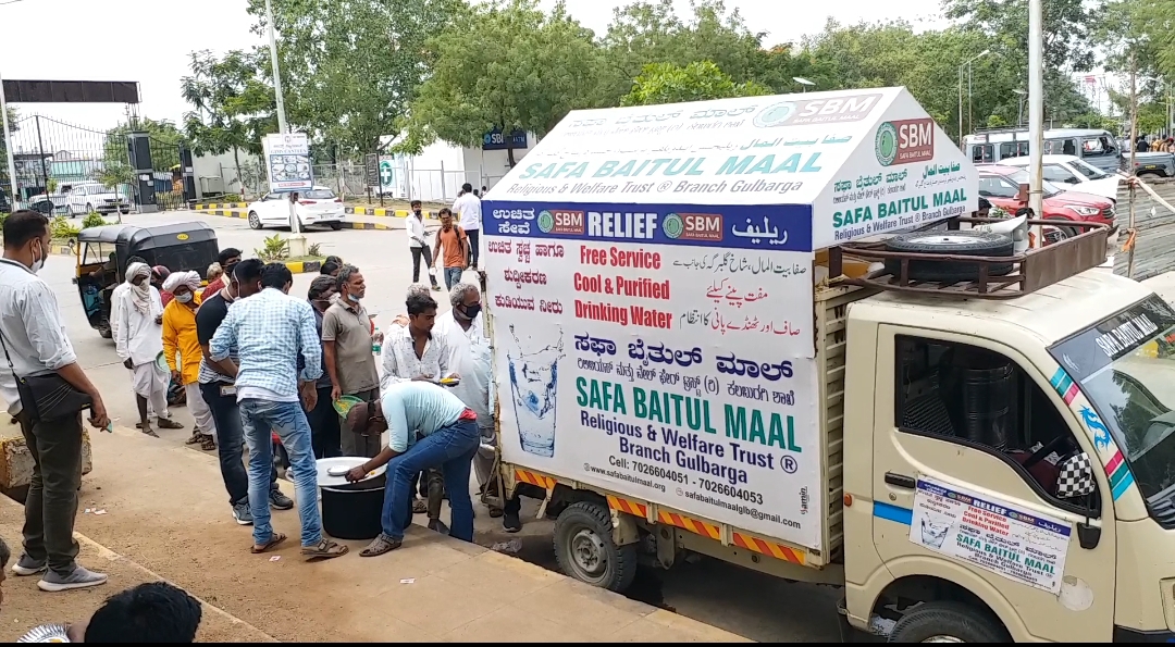 گلبرگہ: صفا بیت المال کی جانب سے مریضوں میں کھانا تقسیم کیا جا رہا