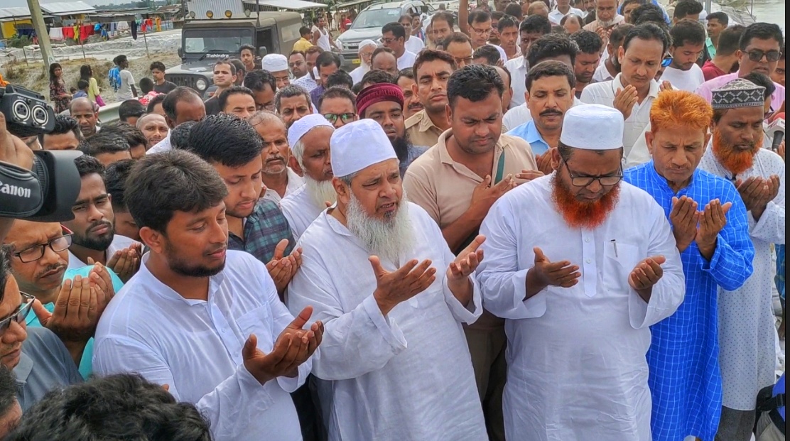 sherman-ali-with-badruddin-ajmal-visits-flood-affected-area-of-jania