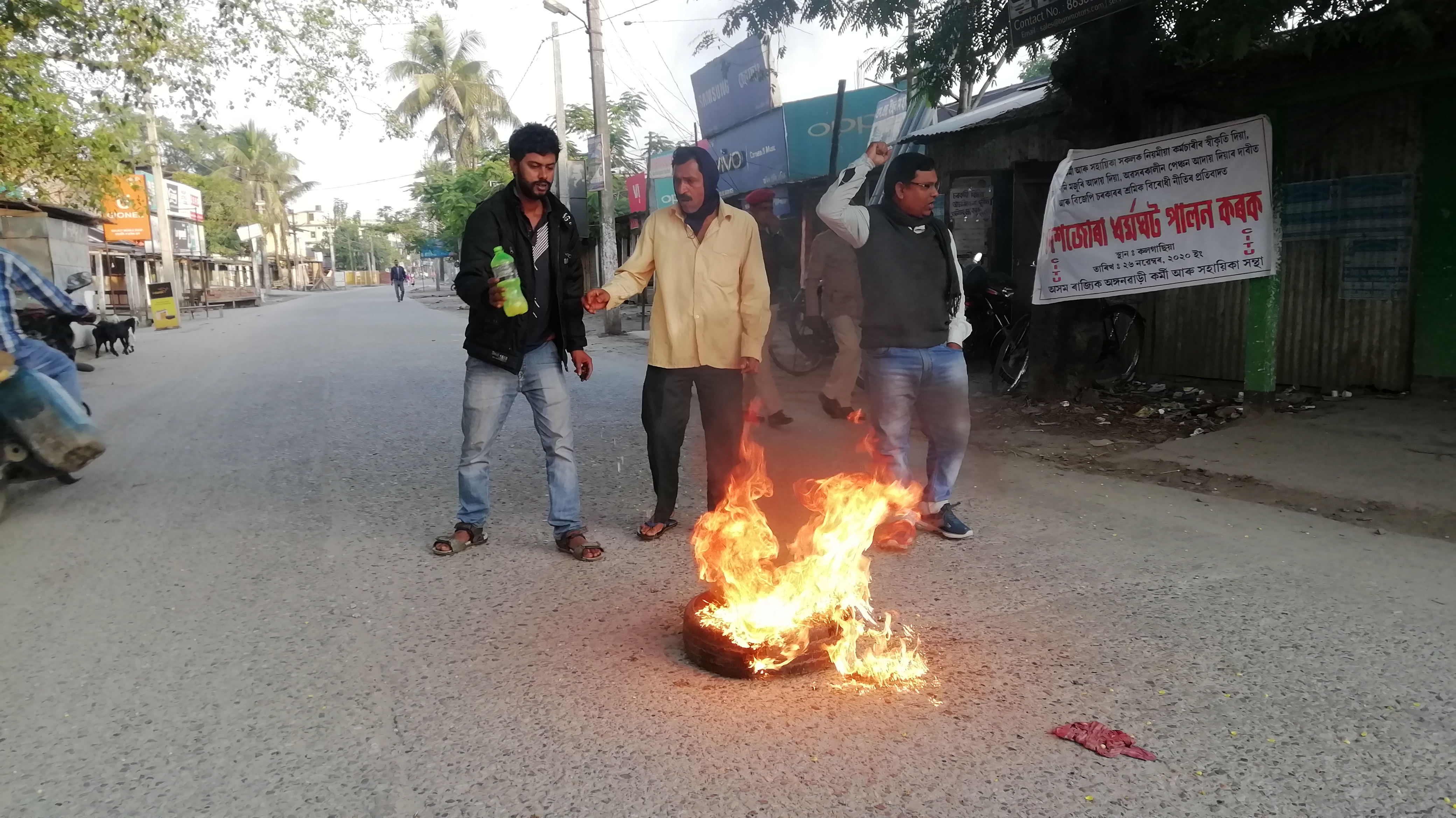 কলগাছিয়াত টায়াৰ জ্বলাই বিক্ষোভ প্ৰদৰ্শন বন্ধ সমৰ্থকৰ