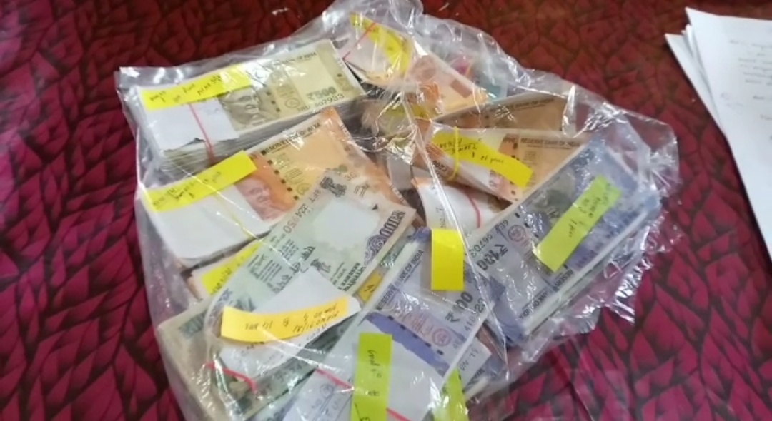 Two smugglers with fake currency were arrested at Kalgasia