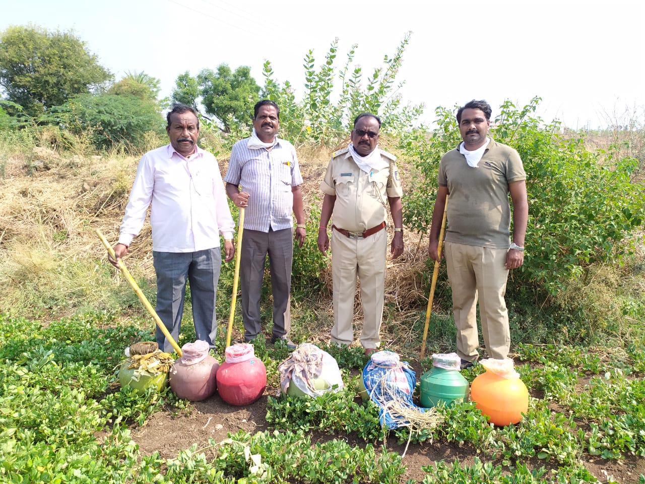 ಮುದ್ದೆಬಿಹಾಳದಲ್ಲಿ ಕಳ್ಳಬಟ್ಟಿ ಸರಾಯಿ ನಾಶ