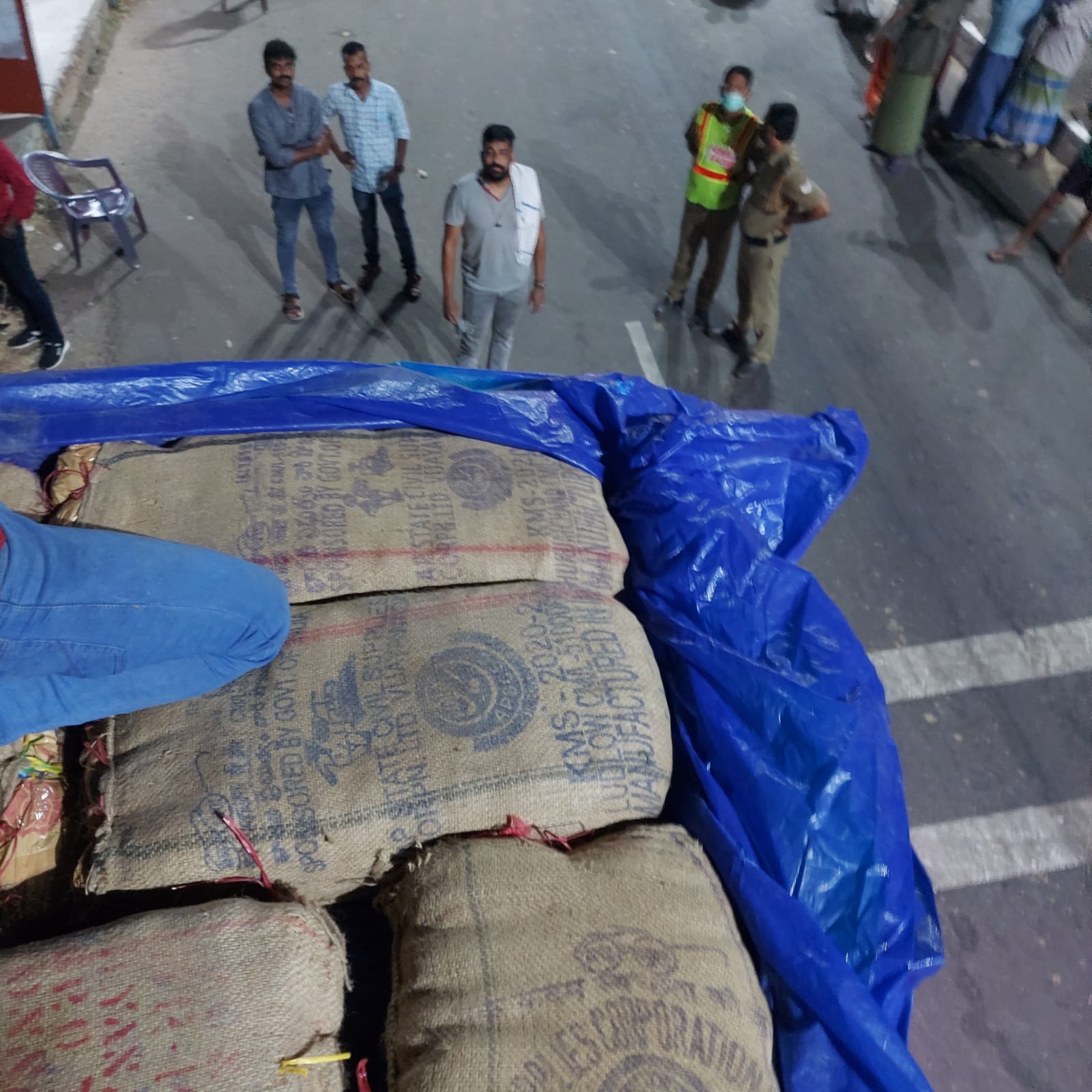 cannabis seized in walayar  excise seized ganja in walayar  വാളയാറിൽ കഞ്ചാവ് പിടികൂടി  ലോറിയിൽ കടത്തിയ കഞ്ചാവ് പിടികൂടി