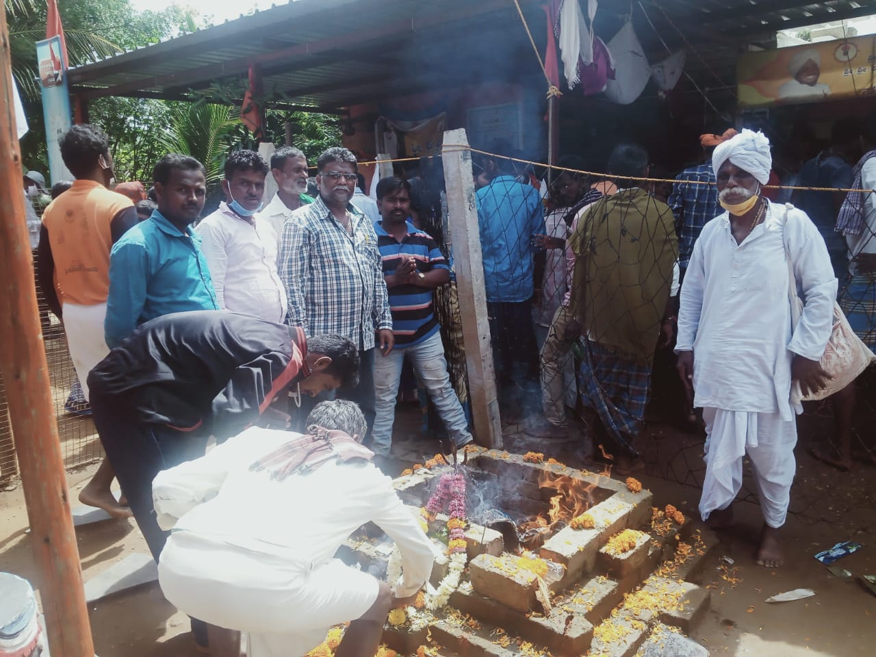 ಗುಹೆಯಿಂದ ಹೊರಬಂದ ಬಂಜಾರಾ ಗುರುಪೀಠದ ಸ್ವಾಮೀಜಿ